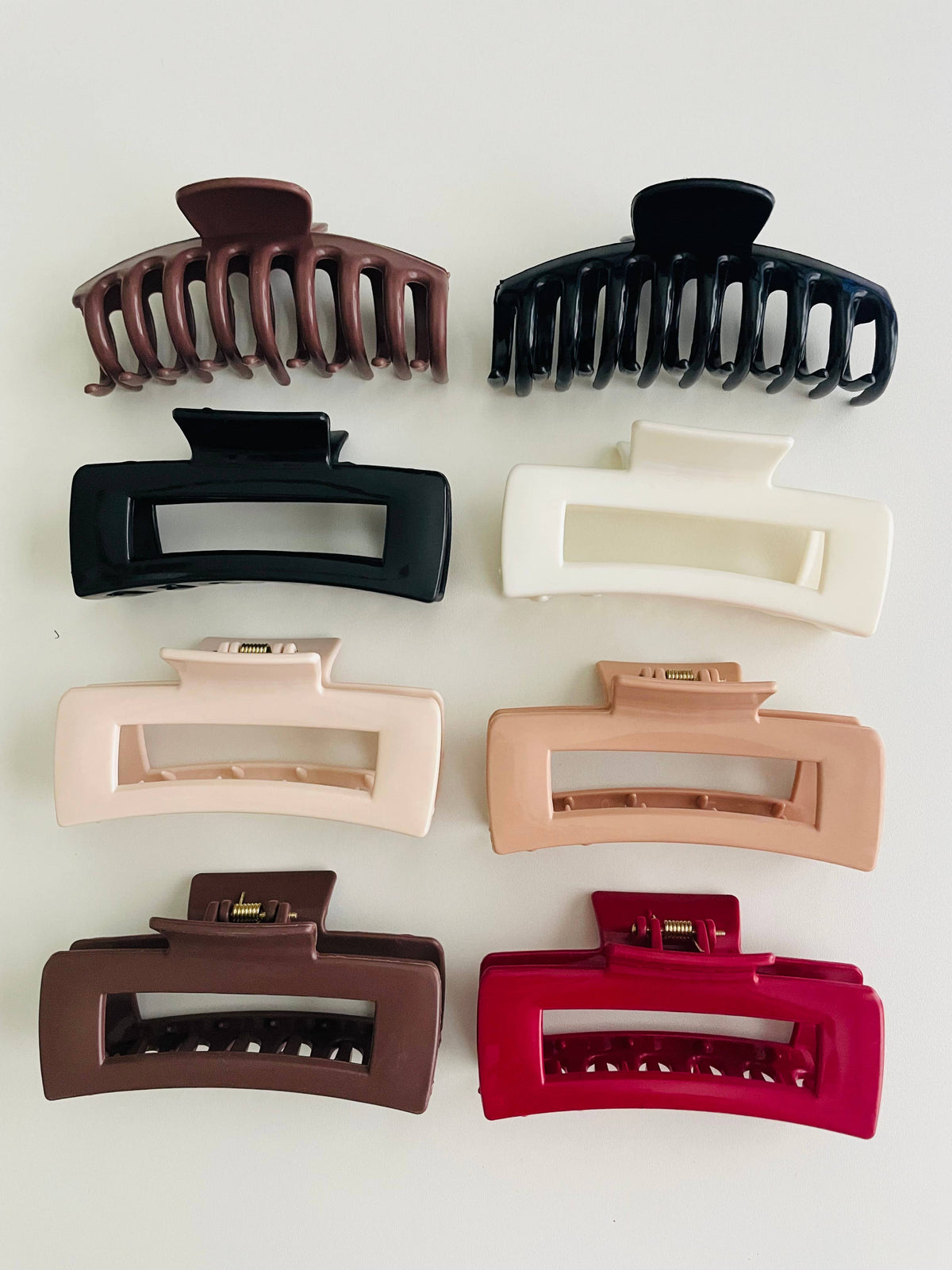 Silicone bendable rectangle claw clips arranged in neutral and red tones