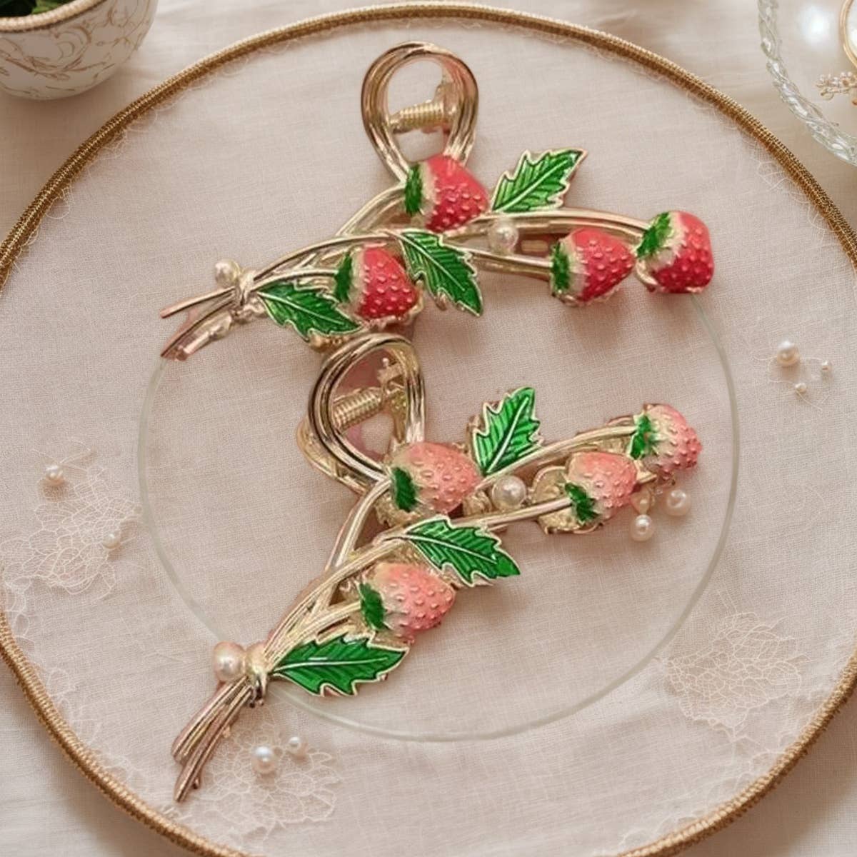 Strawberry-shaped alloy claw clip with spring hinge, salon-selected